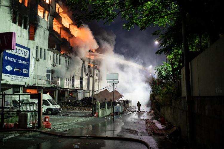 <p>Eski Turgut Özal Caddesi'ndeki 6 katlı fabrikanın çatı katında henüz belirlenemeyen nedenle çıkan yangına müdahale gece boyunca devam etti.</p>
