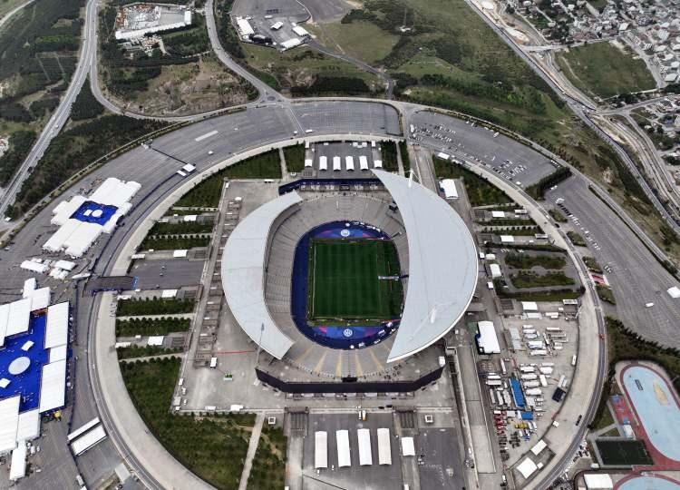 <p>UEFA Şampiyonlar Ligi Finali'nin oynanacağı Atatürk Olimpiyat Stadı'nda son hazırlıklar yapılıyor. Havadan çekilen görüntülerde stadın çimlerinde yapılan bakım çalışmaları dikkat çekti.</p>
