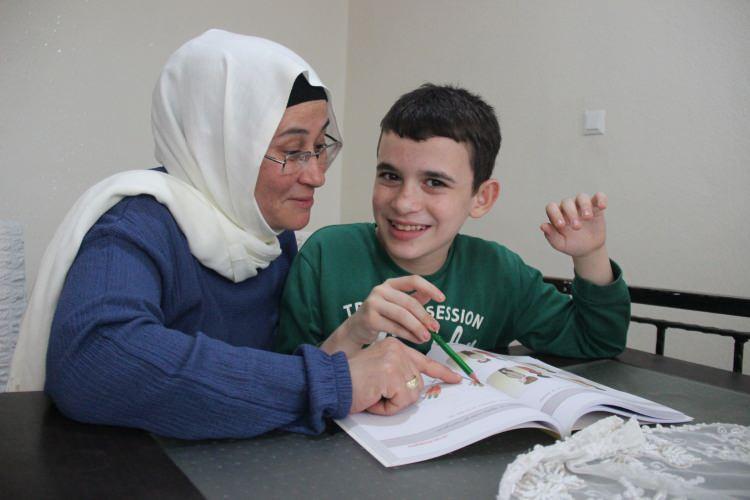 <p><strong>"Çabuk kızabilen, çabuk keyiflenebilen biri"</strong></p>

<p>Talha Umut'un çok hareketli bir çocuk olduğunu söyleyen Altun, "Tabii otizmden dolayı huysuzlaştı ve keyifsizleştiği oluyor ama geçici bir süreçte atlatabiliyor. Çabuk kızabilen, çabuk keyiflenebilen biri. Talha spora özel eğitim ve uygulama sürecinde başladı. Kartepe Özel Eğitim ve Uygulama Okulu’ndaki öğretmenlerin desteğiyle bu sürece geldik. Talha için maraton saat 07.00’de başlıyor, 15.30’da evde sonlanıyor. Talha evde de eğitim, ders ve sporla gününü geçiriyor" diye konuştu.</p>
