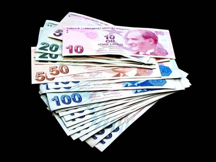 <p><strong>Emekli ve memur zammı temmuz başında açıklanan haziran ayı enflasyonu ile netleşecek. TÜİK'in dün açıkladığı verilere göre 5 aylık enflasyon oranı yüzde 15.26 oldu. SSK ve Bağ- Kur emeklileri de 6 ayda bir zam alıyor. </strong></p>