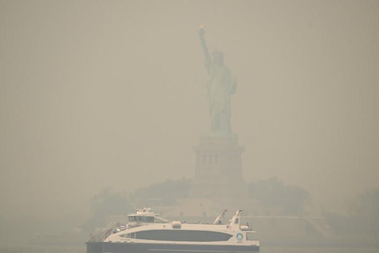 <p>New York Eyaleti Çevre Koruma Departmanı da, New York, Bronx, Brooklyn, Queens ve çevrelerinde bulunan banliyölerde hava kalite sağlık uyarısı yaparak vatandaşlardan gerekli önlemleri almalarını istedi.</p>