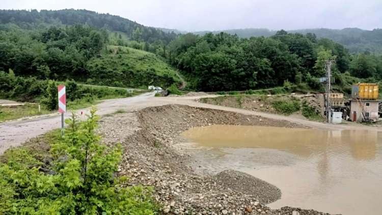 <p>Evrenye köyünde, Evrenye Çayı'nın bazı bölümlerinde istinat duvarının çökmesi sonucu su baskınları yaşandı.</p>
