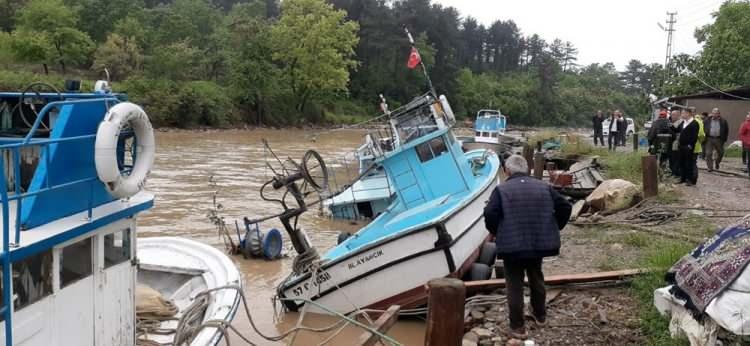 <p>İl genelinde 38 köy yolunu kapalı olduğu, 30 köye de elektrik verilemediği bildirildi.</p>
