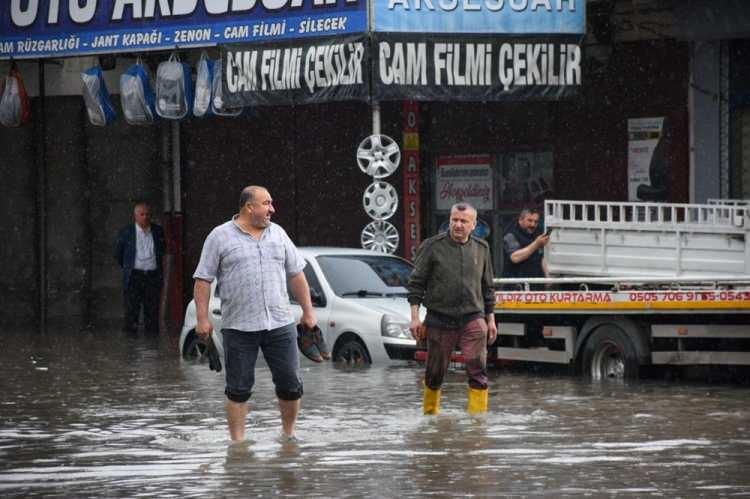 <p>Bölgede şiddetli yağış devam ederken dere yakınında bulunan bazı evleri de su bastı. Havza ilçesinde de şiddetli yağışların ardından Tersakan Çayı'nın taşması sonucu bazı tarım alanları sular altında kaldı.</p>