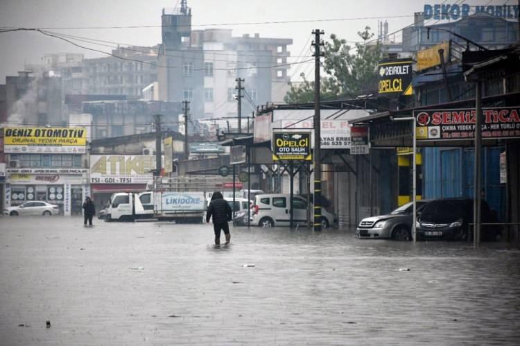 <p><strong>SAMSUN </strong></p>
<p> </p>
<p> </p>
<p>Samsun'un Atakum ilçesinde toprak kayması yaşanan 4 kırsal mahallenin yolu trafiğe kapatıldı. Elmaçukuru Mahallesi'nde oluşan heyelan nedeniyle, ilçeden Elmaçukuru, Aslandamı, Taflan ve Özören mahallerine giden kara yolunda çökme meydana geldi.</p>