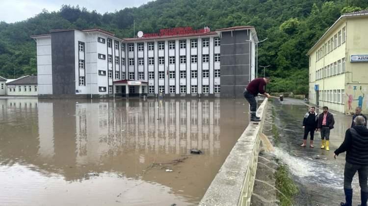 <p>Bölgede şiddetli yağış devam ederken dere yakınında bulunan bazı evleri de su bastı.</p>

