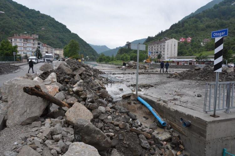 <p>Afet ve Acil Durum Yönetimi Başkanlığı (AFAD) Amasya, Samsun, Sinop ve Kastamonu'da yaşanan şiddetli yağışlar nedeniyle meydana gelen sel dolayısıyla ekiplerin müdahalesinin sürdüğünü bildirdi.</p>