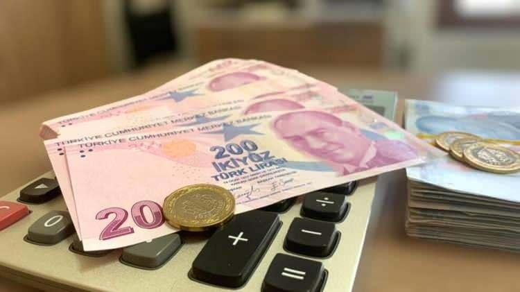 <p><strong>ESKİ BAKAN BİLGİN 500 DOLAR BAZINDA OLACAK DEMİŞTİ</strong></p>

<p>Eski Çalışma ve Sosyal Güvenlik Bakanı Vedat Bilgin, asgari ücrete temmuz zammı için “Aşağı yukarı 500 dolar bazında bir oran olacak” açıklamasını yapmıştı. </p>
