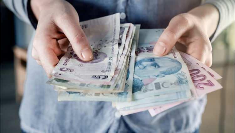 <p>Bakanlığın belirlediği üyelerden birinin başkanlık ettiği komisyon, en az 10 üyenin katılımıyla toplanıp oy çokluğuyla karar veriyor. Oyların eşitliği halinde başkanın bulunduğu tarafın çoğunluğu sağladığı kabul ediliyor.</p>
