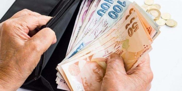 <p><strong>İŞVERENE MALİYETİ 11 BİN 759 LİRA</strong></p>
<p>Asgari ücret, bir işçi için aylık brüt 10 bin 8 lira, vergiler ve kesintiler düştüğünde net 8 bin 506 lira 80 kuruş olarak uygulanıyor.</p>