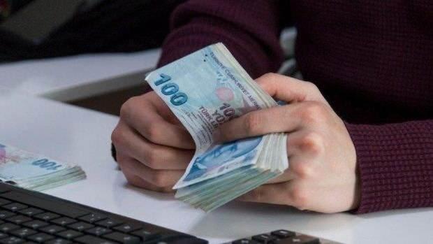 <p>Asgari ücretin işverene toplam maliyeti, bir işçi için 11 bin 759 lira 40 kuruş.</p>
<p>Bunun 10 bin 8 lirasını brüt asgari ücret, 1551 lira 24 kuruşunu sosyal güvenlik primi, 200 lira 16 kuruşunu işveren işsizlik sigorta fonu oluşturuyor.</p>
