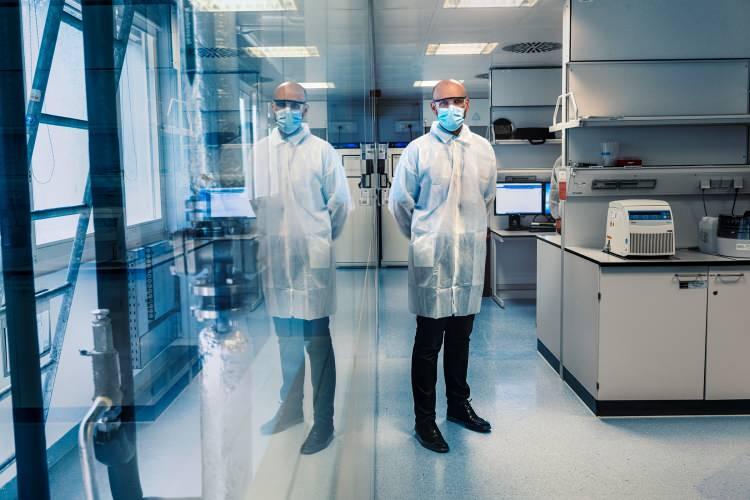 <p>Financial Times, BioNTech’in davayı kaybetmesi durumunda doğrudan şirkete yönelik maddi bir hasarın oluşmayacağının altını çizerken, Avrupa Birliği’nin yasal olarak aşı üreticilerini koruduğunu ve davanın olası bir kaybı durumunda ise hükümetlerin suçlanabileceğini aktardı.</p>