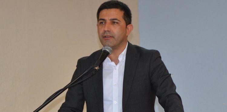 <p><strong>G&uuml;nel ile ilgili kendisine her g&uuml;n şikayet gittiğini belirten Taş, <span style="color:#B22222">"Zeytinlikler katlediliyor. Şehir tozun toprağın altında, her yer inşaat, her yer hafriyat kamyonu. Biz &Ouml;mer G&uuml;nel&rsquo;le tartıştık telefonda! Kemal bey de 1 hafta sonra a&ccedil;ılış i&ccedil;in b&ouml;lgeye gelecek. Dedim &ldquo;şikayet edeceğim!&rdquo; seni. Neyse Kemal bey gelmeden danışmanı Deniz Demir&rsquo;i aradım; &ldquo;falan otelde olacak abi!&rdquo; Deyip bana bir başka yardımcısının telini verdi. Konuştuk, abi dedi seni arayacağım odaya gel. Ok dedim bekliyorum arama yok. Aradım a&ccedil;mıyor. Kalktım otele gittim."</span> ifadelerini kullandı.</strong></p>
