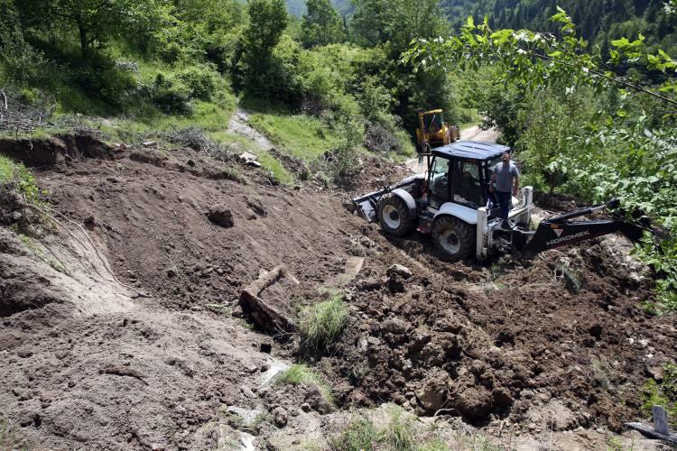 <p>İnebolu kaymakamlığı ve Özel İdare ekipleri, bölgede yapılan incelemenin ardından mezarların başka yere nakledilmesi kararı aldı. Başka şehirlerde yaşayan defin sahiplerinin de köye gelmesiyle yeni mezar yeri belirlendi.</p>