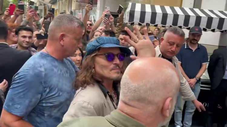<p><span style="color:#000000"><strong>Dünyaca ünlü aktör ve şarkıcı Johnny Depp, İstanbul'a geldi. Johnny Depp, yarın akşam saat 22.00'da Life Park İstanbul'da düzenleyeceği konser için Romanya'nın başkenti Bükreş'ten havalanan özel uçakla saat 16.00'da İstanbul Havalimanı'na ulaştı.</strong></span></p>
