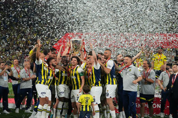 Fenerbahçe kupayı 5 yıldızlı formayla kaldırdı