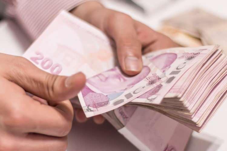 <p>En düşük emekli aylığına zammın ardından yapılacak bu kademeli artış doğrudan 6 milyon emeklinin aylığına yansıyacak.</p>