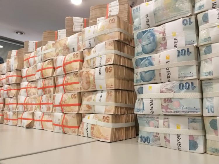 <p>Yeni asgari ücrette de enflasyon rakamları belirleyici olacak. 6 aylık enflasyon artışının yüzde 20-30 arasında olması bekleniyor. Asgari ücrete yüzde 20 artış yapılması durumunda asgari ücretin net 10 bin 207 (brüt 12 bin 8 lira) olacak. </p>
<p>. Yüzde 30 zam yapılması durumunda net 11 bin 58 lira (brüt 13 bin 9 lira), işverene maliyeti de 15 bin 286 lira olması bekleniyor.</p>