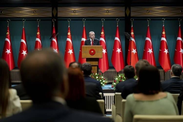 <p>Cumburbaşkanı Recep Tayyip Erdoğan tek haneli enflasyonda rotayı çizdi. Enflasyonla mücadelede 10 adımlı eylem planı hazır. Hazine ve Maliye Bakanı Mehmet Şimşek de sorunları çözme formülünü anlattı. Yüzde 5 hedefi için Merkez Bankası ile omuz omuza ilerlenecek. Bürokraside atamalar tamamlanacak. Enflasyonun dar gelirli üzerindeki etkisi azaltılacak. Vatandaşın enerji, kira faturası düşecek. TL cinsi tasarruflar artacak. İşte ekonomide yeni yol haritası.</p>
<p> </p>