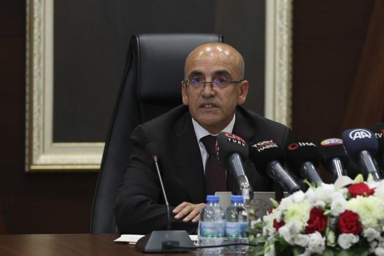 <p>Yaklaşık 4 saat süren kabine toplantısının ana gündem maddelerinden birini enflasyonla mücadelede oluşturdu. Enflasyonda yüzde 5 hedefi için Merkez Bankası ile omuz omuza çalışılacak, uygulanacak maliye politikası, yapısal reformlarla destek verilecek. Cumhurbaşkanı Erdoğan, "Enflasyon kaynaklı hayat pahalılığı ve fahiş fiyat sorununu milletin gündeminden çıkarmakta kararlıyız" vurgusu yaparken atılacak bazı önemli adımlar şöyle:</p>
<p> </p>