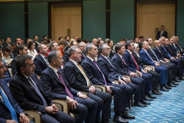 <p><strong>TL TASARRUFLAR ARTACAK:</strong> Enflasyonun tek haneye düşmesi için sıkılaştırıcı para politikası sürerken, gıda enflasyonunu frenlemek için maliyet düşürücü uygulamalar gelecek. Bir yandan büyüme ve istihdam dostu politikaları sürdürürken, diğer yandan enflasyon ile mücadele kararlı bir şekilde devam ettirilerek enflasyon tek haneye indirilecek. Finansal enstrümanları daha da geliştirerek TL cinsi tasarrufları arttırılacak.</p>