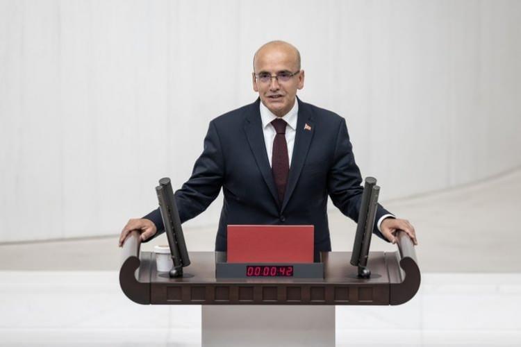 <p><strong>MERKEZ BANKASI'NA DESTEK: </strong>Para, maliye, gelirler ve finansal sektör politikalarında daha güçlü bir eşgüdüm sağlanacak. Enflasyonu tek haneye düşürmeyi hedefleyen amaçlayan ihtiyatlı para politikası önlemleri maliye ve gelirler politikaları tarafından desteklenecek. Finansal istikrarın gözetilmesine yönelik rezerv artırıcı uygulama ve araçlar çeşitlendirilecek. Enflasyon hedeflemesi doğrultusunda, hükümet ve Merkez Bankası enflasyon hedefini birlikte belirlemeyi sürdürecek. Merkez Bankası, fiyat istikrarının sağlanması temel amacı doğrultusunda parasal aktarım mekanizmasının etkin işleyişi için tüm araçları kararlı ve bağımsız bir şekilde kullanmaya devam edecek.</p>
<p> </p>
<p> </p>