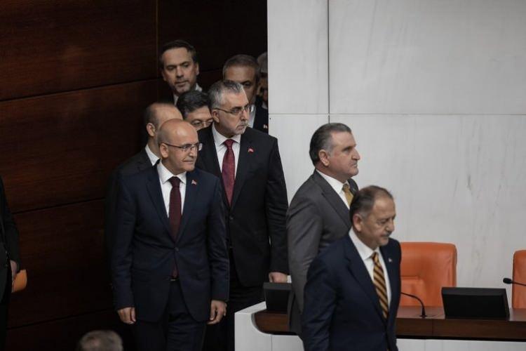 <p><strong>GIDA FİYATLARINDA OYNAKLIĞA SON:</strong> Enflasyonun dar gelirli vatandaşlarımız üzerindeki olumsuz etkisini giderecek politikalara hız verilecek. Tarımsal üretim, verimlilik ve lojistik planlaması güçlendirilerek gıda arz güvenliği sağlanacak, gıda fiyatlarındaki oynaklığın önüne geçilecek. Tarımsal üretim planlaması öncelik kazanacak. Üretim fazlası bulunan ürünlerden eksiği bulunan ürünlere geçiş desteklenecek.</p>
<p> </p>