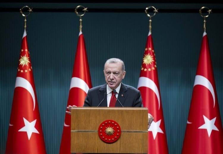 <p><strong>STRATEJİK ÜRÜNLER VE GİRDİ MALİYETLERİ:</strong> Arz eksiği olan stratejik hububat, bakliyat ekimi mazot, gübre, tohum desteği ve cazip alım fiyatları yoluyla teşvik edilecek. Tarımsal ürün fiyatları belirlenirken yurt içi girdi maliyetleri de dikkate alınacak. İthal girdi bağımlılığı azaltılacak. Ürün piyasası reformları kapsamında rekabet artırılacak. Girişimciliğe yönelik yasal ve idari engeller ile belirsizlikler son bulacak.</p>
<p> </p>