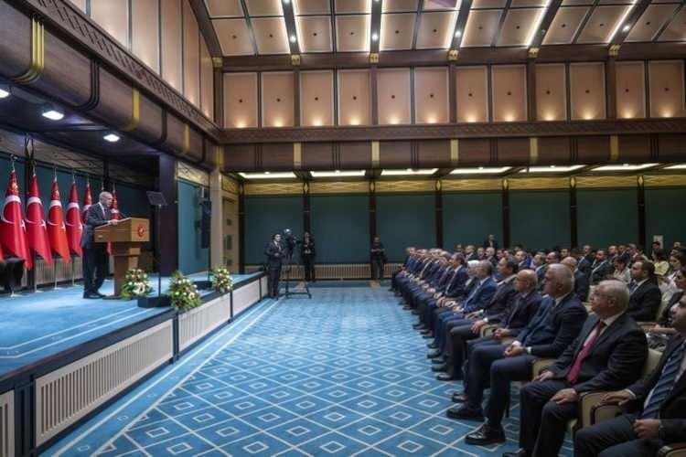 <p><strong>KAMU HARCAMALARINA ÖZEN: </strong>Kamu harcamalarında verimlilik ve etkinlik esas alınacak. Kamu mali yönetimi ve ihale sistemi reforme edilecek. Kamu harcamaları kompozisyonu uzun dönemde büyümeyi olumlu etkileyecek sektörler lehine dönüştürülecek.</p>
<p> </p>