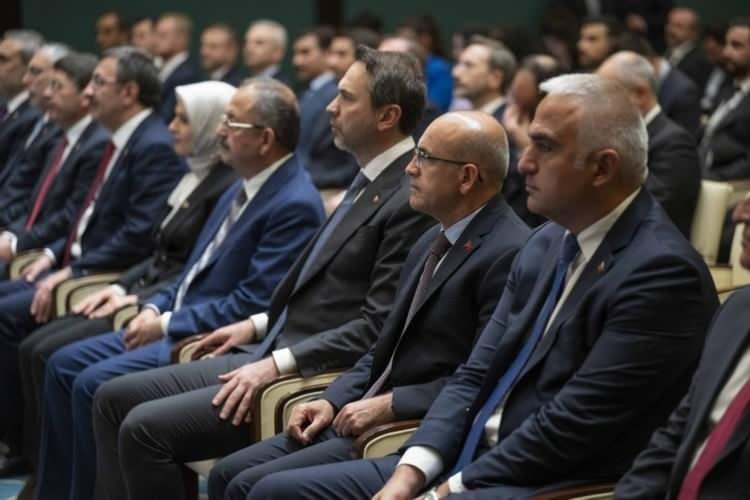 <p><strong>REKABETE KÜRESEL HUKUK STANDARDI: </strong>Piyasalarda rekabeti bozucu yapı ve davranışlar daha yakından takip edilecek. Bu konuda uluslararası rekabet hukuku standartları çerçevesinde etkin tedbirler alınacak.</p>
<p> </p>