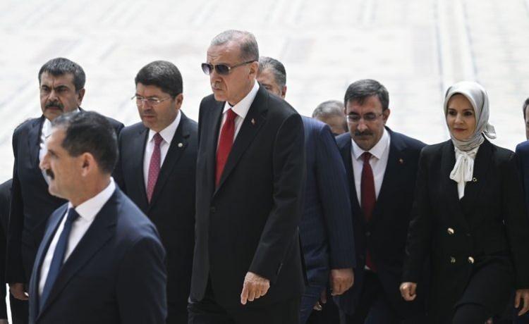 <p><strong>ÇALIŞANIN YÜKÜ AZALTILACAK:</strong> Enflasyonun çalışan kesim üzerinde tahribat yapması her zaman olduğu gibi önlenecek, hatta refah payı ile telafi edici tedbirler de alınacak. Gelir eşitsizliğine yol açan uygulamalar tespit edilecek ve yeniden düzenlenecek. Vergi, sübvansiyonlar ve miras hukuku gözden geçirilecek. Şirketlere, girişimcilere yönelik muafiyet, teşvikler ile alt gelir gruplarına yönelik sosyal yardımlar yeniden yapılandırılacak.</p>
<p> </p>