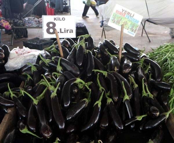 <p> Patlıcanın kilosu Adana meyve, sebze halinde kalitesine göre 1-2 lira arasında değişirken, bu fiyat semt pazarlarında 4’e katlanarak 8 liraya, market raflarında ise 9’a katlanarak 18 liraya kadar çıkıyor. </p>