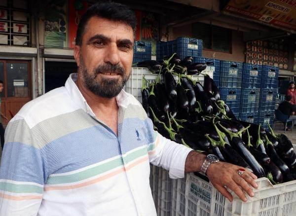 <p><strong>‘PAHALILIK, HALDEN KAYNAKLANMIYOR’</strong></p>
<p>Halde bir kasa ürün alana da bir kamyon ürün alana da aynı fiyattan ürün verdiklerini söyleyen hal esnafı Hüseyin Petekkaya ise “Ama marketçiler bunu halka ucuz vermiyor. Çok pahalıya satılıyor. </p>