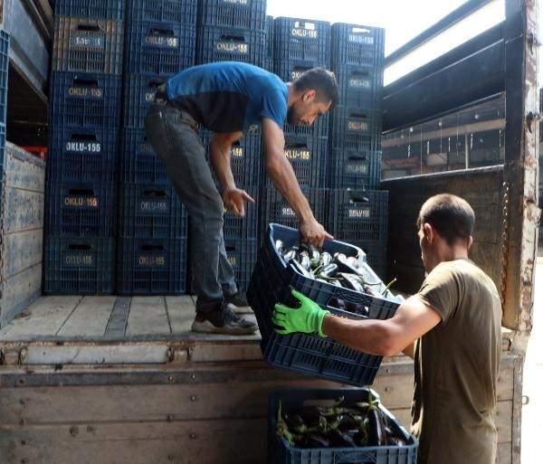 <p>Fırsatçılar bunu kasıtlı yapıyor. ‘Fiyat niye böyle?’ diye sorunca ‘alma’ diyorlar. Ben aç kalsam da marketlerden alışveriş yapmıyorum. Pazarda bugün 70 liraya aldığım ürünleri marketlerden 140-150 liraya alamam” dedi.</p>