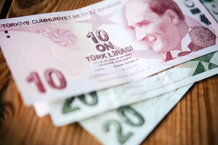 <p><strong>Emeklilerin zam oranı 6 aylık enflasyona göre belirleniyor. 5 aylık verilere göre SSK ve Bağ-Kur emeklilerinin zammı şimdiden yüzde 15.26 oldu. </strong></p>