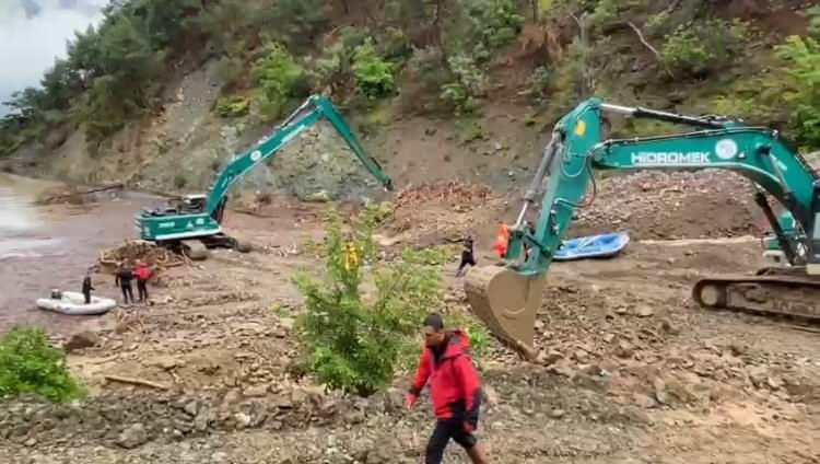 <p>İçişleri Bakanı Ali Yerlikaya, selle ilgili çalışmaları takip etmek üzere gittiği Samsun'da açıklamalarda bulundu.</p>
