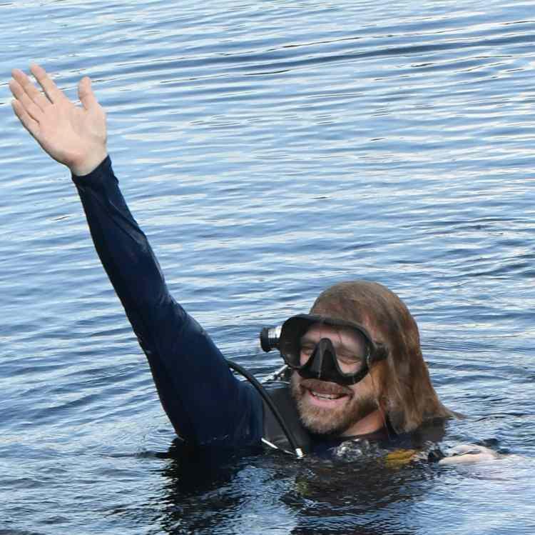 <p>ABD'nin Florida eyaletine bağlı Key Largo adasında, ABD'li Prof. Dr. Joe Dituri, "Jules Undersea Lodge Neptune 100" projesi olarak adlandırılan araştırma çalışmasında deniz altında en uzun süre yaşama dünya rekorunu kırdıktan sonra yüzeye çıktı. </p>