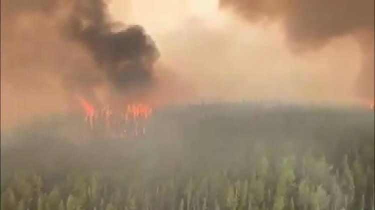 <p>Kanada’da orman yangınlarıyla mücadele sürüyor. Yangın, Alberta eyaletinde bulunan Edson kasabasına 2 kilometreden az mesafede devam ediyor.</p>