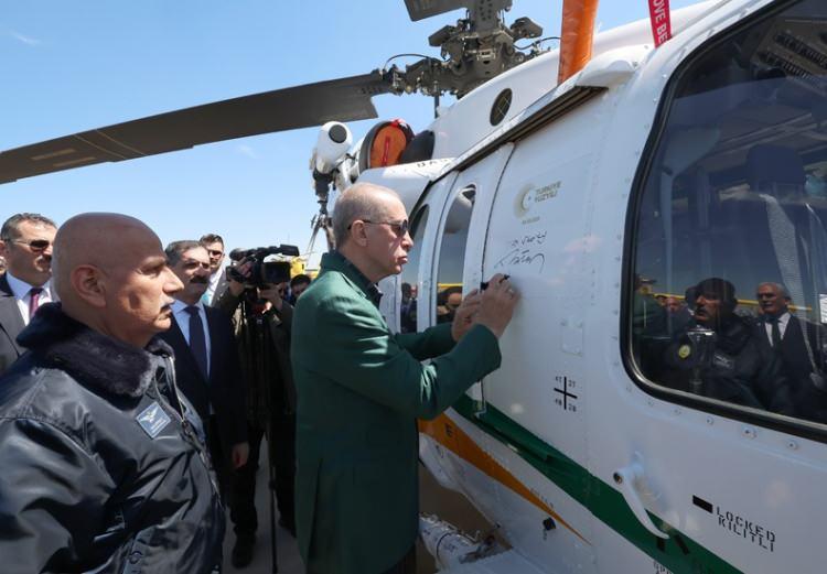 <p>"NEFES" adını verdiği T-70 helikopterinin gövdesine de ismini yazıp, imzasını atmıştı.</p>
