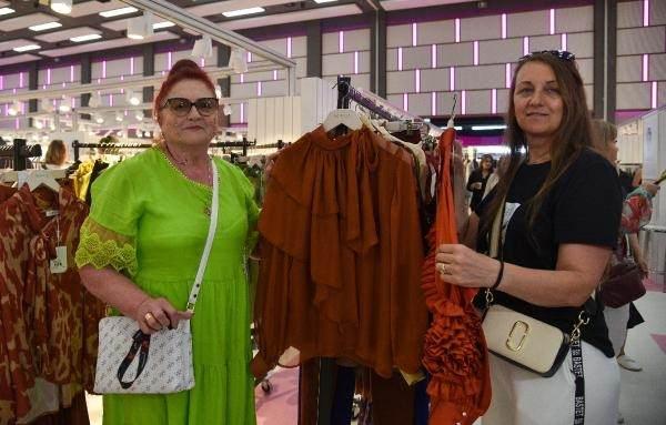 <p>Rus ve Ukraynalı iki arkadaşın da adresi Dosso Dossi Fashion Show oldu. Antalya’da buluşan ikili hem alışveriş yaptı hem de kentte yaz ve tatilin keyfini sürdü. Alışveriş yaparak ekonomiye katkı sağladıklarını belirten Sofia Popova ile İrina Petrova, Antalya’da oldukları için de ayrıca mutlu olduklarını ifade etti.</p>