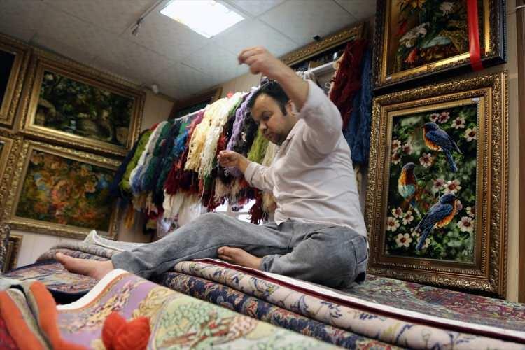 <p>- "ÖLÜ HALILARA" YENİDEN HAYAT VERİYORLAR</p>
<p>Halı tamircisi Babek Mücerred de 25 yaşında olduğunu belirterek tamir işine duyduğu ilgiden dolayı 11 yaşından beri bu sektörde çalıştığını ifade etti.</p>