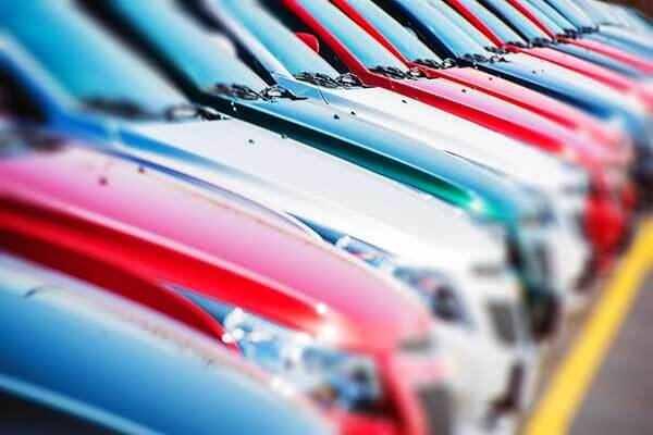 <p> Nissan, Renault, Dacia, Fiat, Peugeot, Opel ve Citroen bayiliğini yapan Gülan Otomotiv Yönetim Kurulu Başkanı Alp Gülan, özellikle aracını önceden sipariş etmiş ve teslimat süresi yaklaşan alıcıların fiyatlar daha da artmadan satış sürecini tamamlama telaşına düştüğünü kaydetti. </p>