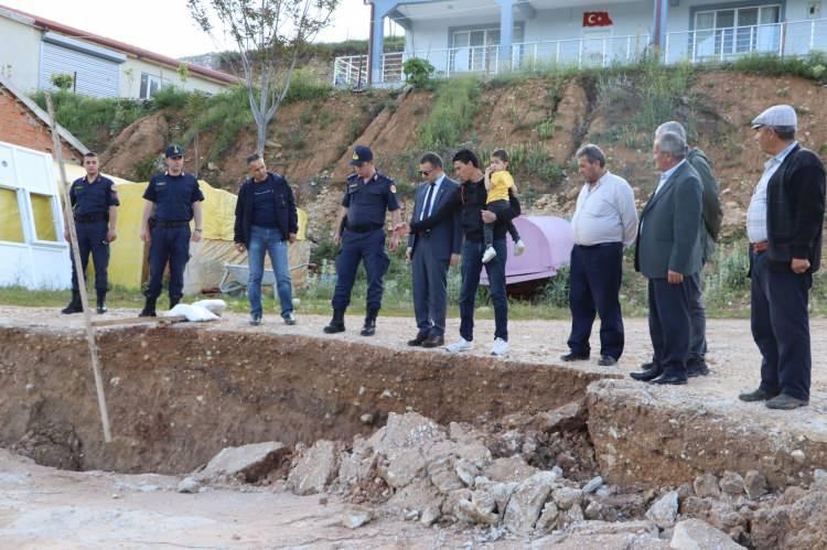 <p>AFAD ekipleri arazideki yarık ve çökmeleri izlemeye aldı.</p>
<p>Emirdağ Kaymakamı Osman Bilici de Çaykışla köyüne giderek incelemelerde bulunup yetkililerden detaylı bilgi aldı.</p>
<p> </p>