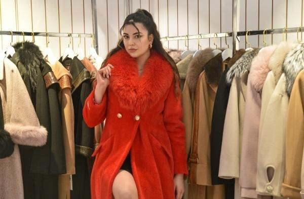 <p><strong>‘BURADA ALDIKLARINI 3 KATINA SATIYORLAR’</strong></p>
<p> Avrupa hava sahasının kapalı olması nedeniyle Antalya’da büyük ilgiyle karşılaştıklarını da kaydeden Eraslan, “Bu yıl rekorlar yılımız oldu. 150 firma katılımcı, 6 bin müşterimiz var. 40 ülke 200 ayrı şehirden gelenler var. İş insanları aynı zamanda Türk turizmine de katkı sunuyor” dedi. Eraslan, toptan alınan Türk firmalarının ürünlerinin katma değerinin fazla olması nedeniyle kendi ülkelerine kat kat fazlasına satıldığını ifade etti. 200 dolara alınan bir ürünün perakende sektöründe en az 3 katına satıldığını belirten Hikmet Eraslan, “Burada ürünleri alanlar kendi ülkelerinde 3 katına satıyor. Burada 300 dolara aldığını 1000 dolara satıyorlar. 100 milyon dolar ihracat gerçekleştiren bir kurumuz” diye konuştu.</p>
