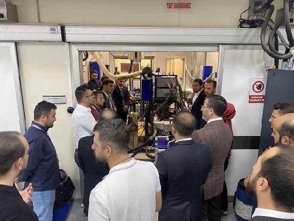 <p>Türkiye'de ve Avrupa'da şu anda geçerli olan FAZ-V emisyon seviyesi. Avrupa'nın da şu anda ulaşabileceği en üst seviye. Biz de FAZ-V motorla ilgili olarak yaptığımız geliştirmelerin neticesinde buna uygunluğunu sağladıktan sonra TÜBİTAK laboratuvarında tamamen yerli imkanlarla akredite bir laboratuvar haline getirilerek TSE ile birlikte bunun burada sertifikalandırması çalışmasına başlamış olduk.</p>