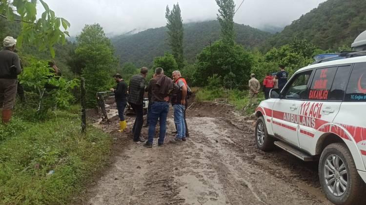 <p>Amasya Valiliği’nin, sosyal sosyal medya hesabından yapılan açıklamada, “04.06.2023 günü sel felaketinde kaybolan ikinci vatandaşımızın da cenazesi bulunmuştur. Vefat eden vatandaşlarımıza Allah'tan rahmet, ailelerine başsağlığı dilerken, arama çalışmalarında görevli personelimize teşekkür ediyor, böyle afetlerin bir daha yaşanmamasını temenni ediyoruz." denildi.</p>
