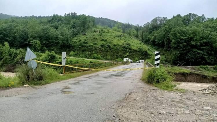 <p>SAMSUN</p>
<p>Samsun'un Atakum ilçesinde toprak kayması yaşanan 4 kırsal mahallenin yolu trafiğe kapatıldı. Elmaçukuru Mahallesi'nde oluşan heyelan nedeniyle, ilçeden Elmaçukuru, Aslandamı, Taflan ve Özören mahallerine giden kara yolunda çökme meydana geldi.</p>