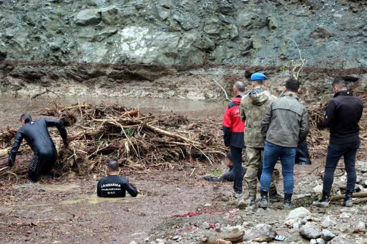 <p>Öte yandan, Tersakan Çayı'nın taşması nedeniyle eski Havza Merzifon kara yolu viyadük mevkisi jandarma ekiplerince trafiğe kapatıldı.</p>

<p> </p>
