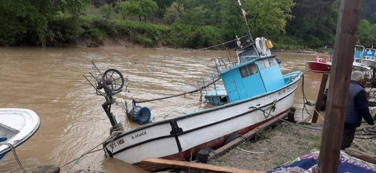 <p>SİNOP</p>
<p>Sinop'ta da kuvvetli yağış sonrasında Ozan, Dereler ve Yeraltı mahalleleri sınırları içinde bulunan Kocahüseyin Deresi taştı.</p>