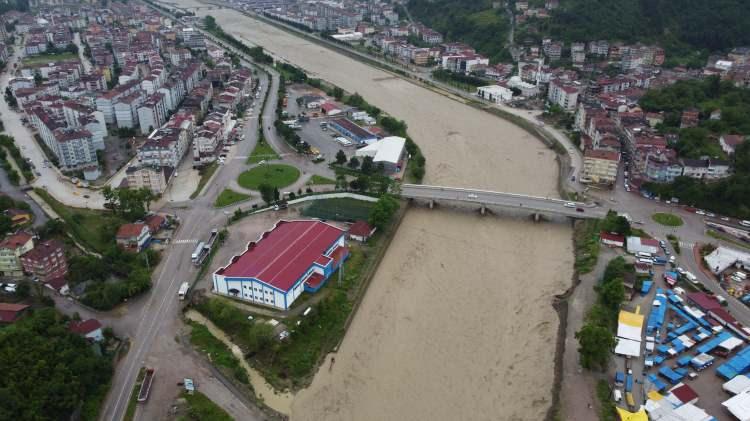 <p>AFAD'DAN 3 İLE UYARI</p>
<p>AFAD, selin etkilediği Samsun'da 1 ve Amasya'da 1 olmak üzere 2 vatandaşın hayatını kaybettiğini, Sinop’ta ise kapanan köy yollarının ulaşıma açılması için İl Özel İdare ekiplerinin çalışmalarını sürdürdüğünü açıkladı.</p>
<p> </p>